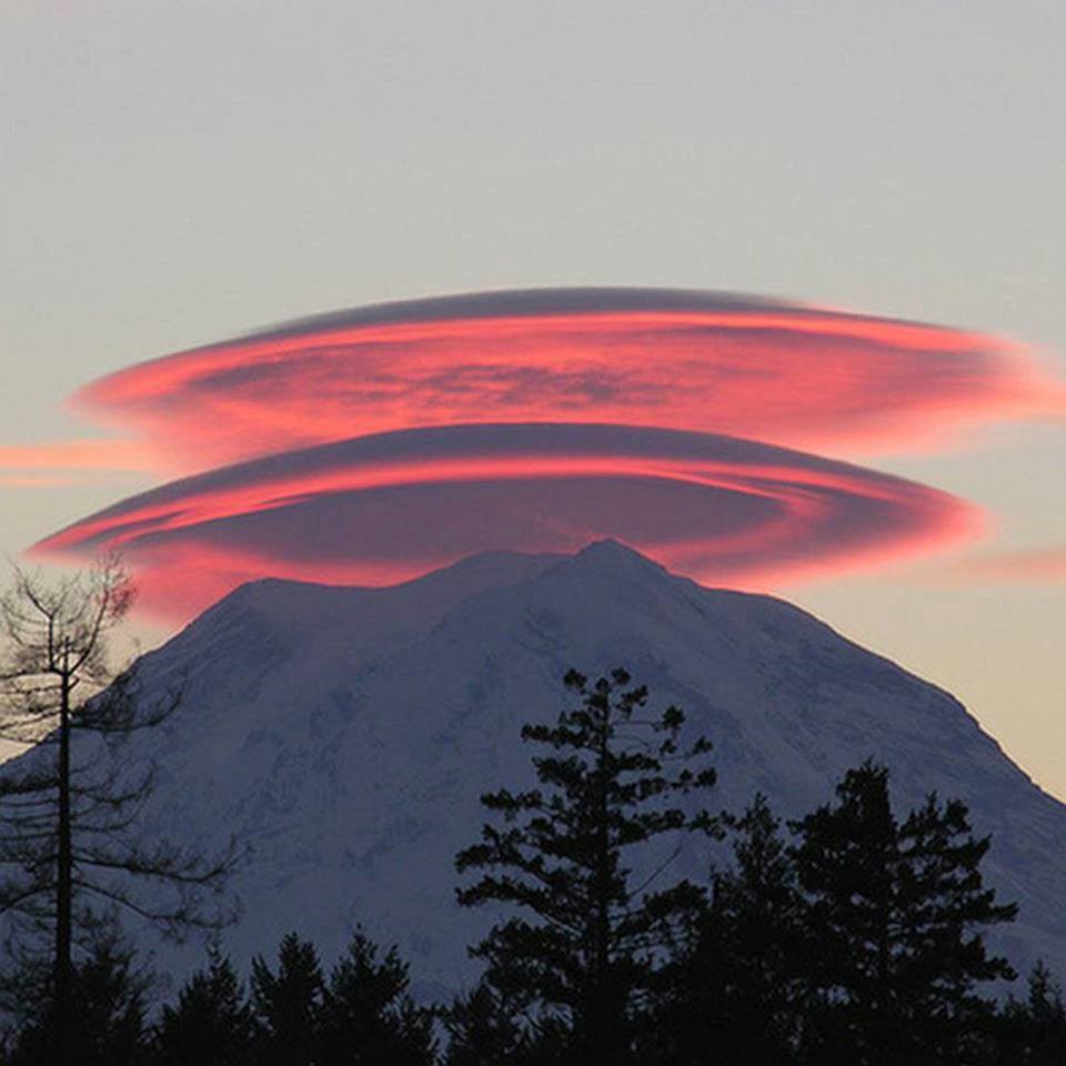 Unidentified Flying Object-Shaped Clouds Spotted Over Keck Observatory in Hawaii Skies