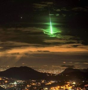 A strange blue light in the sky suddenly fell on a mountain in East Florida suspected to be a signal from a mysterious organization (VIDEO)